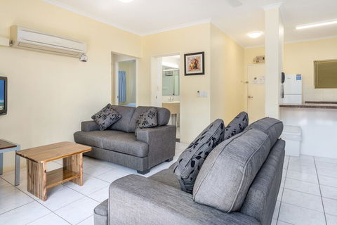 Tradewinds McLeod Holiday Apartments - Accommodation Burleigh 6