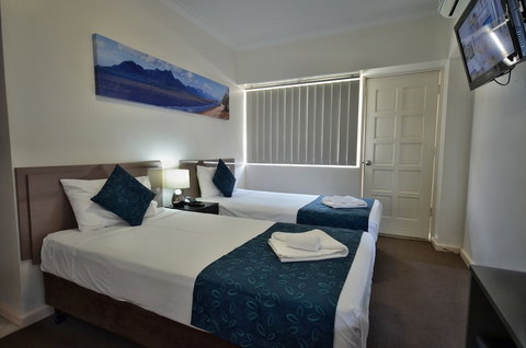 Lees Hotel - Accommodation Burleigh 6