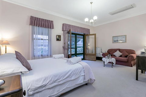 Abbotsford Country House - Accommodation Burleigh 5