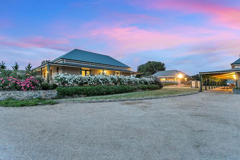 Abbotsford Country House - Accommodation Burleigh 4