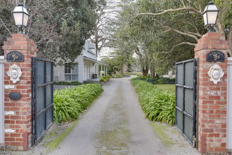 Glen Isla House - Accommodation Burleigh 1