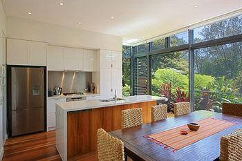 Kiah Beach House - Accommodation Burleigh 1