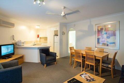 Golden Shores Holiday Club - Accommodation Burleigh 5