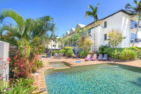 Cairns Queenslander Hotel & Apartments - Accommodation Burleigh 1