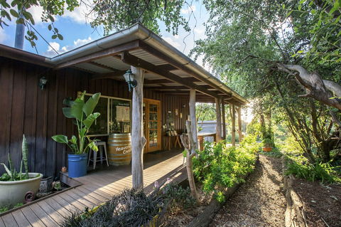 Wisteria Cottage And Cabins - Accommodation Burleigh 0