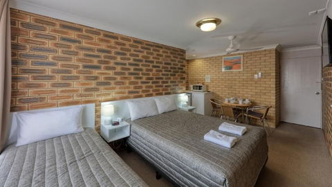 Gunsynd Motor Inn - Accommodation Burleigh 5