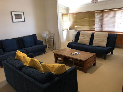 2 Jocelyn Street. Dalmeny - Accommodation Burleigh 5