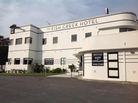 Fish Creek Hotel - Accommodation Burleigh 5