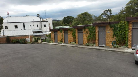 Fish Creek Hotel - Accommodation Burleigh 6