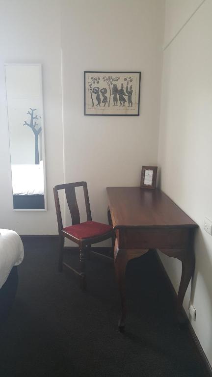 Fish Creek Hotel - Accommodation Burleigh 3