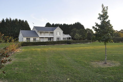 Farm Club Australia - Accommodation Burleigh 7