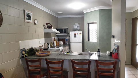 A City Retreat 2BR Apartment Reid Park Townsville - Accommodation Burleigh 6