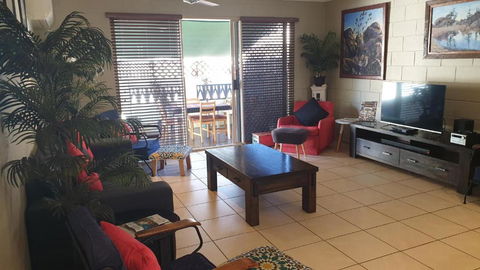 A City Retreat 2BR Apartment Reid Park Townsville - Accommodation Burleigh 5
