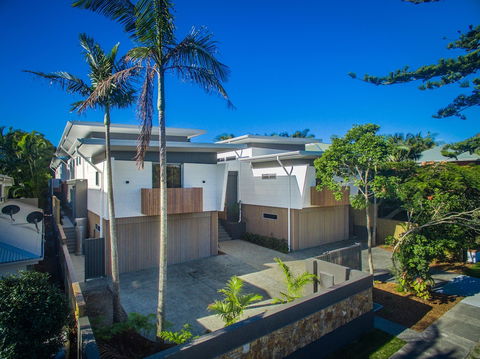 A PERFECT STAY - KoKo's Beach Houses 1 And 2 - Accommodation Burleigh 3