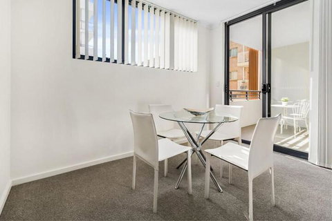 Astra Apartments Liverpool - Accommodation Burleigh 3