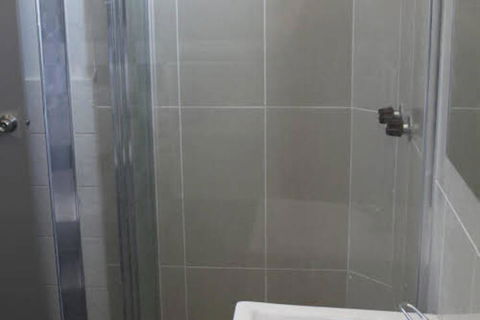 Dickson Backpackers - Accommodation Burleigh 5