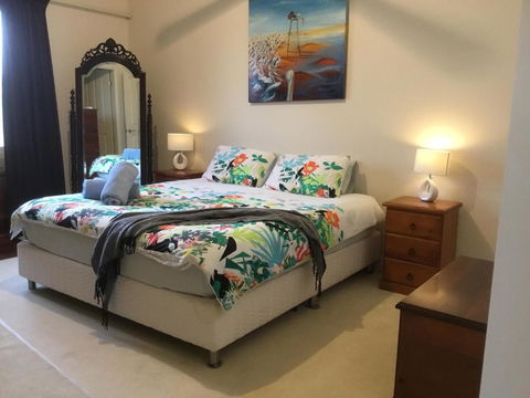 A Homestead On Market - Accommodation Burleigh 6