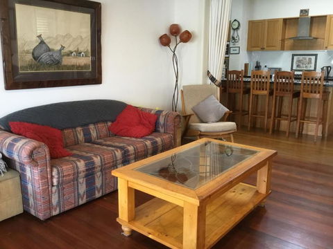 A Homestead On Market - Accommodation Burleigh 1