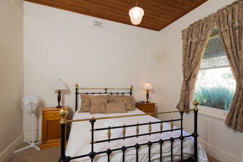 Abaleen House - Accommodation Burleigh 2