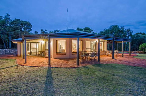 Yallingup Pet Friendly Bush Retreat - Accommodation Burleigh 6