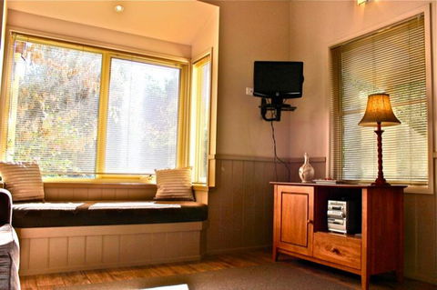 Autumn Leaf Cottage 1 - Accommodation Burleigh 2