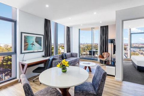 Meriton Suites Mascot Central - Accommodation Burleigh 0