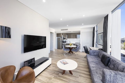 Meriton Suites Mascot Central - Accommodation Burleigh 7