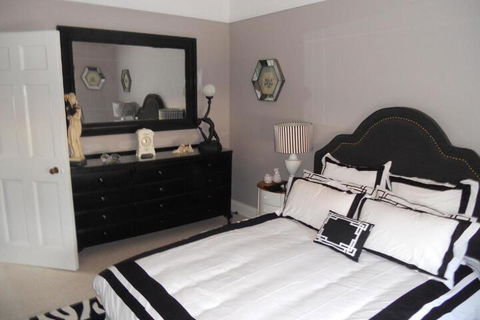 Montrose House - Accommodation Burleigh 3