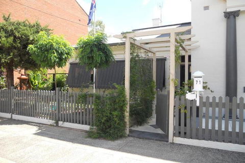 Montrose House - Accommodation Burleigh 5