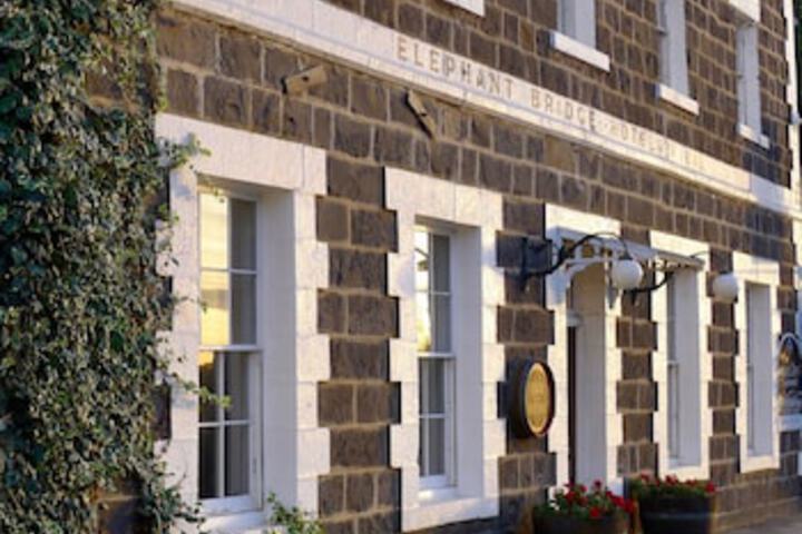 Dundonnell ACT Accommodation Burleigh