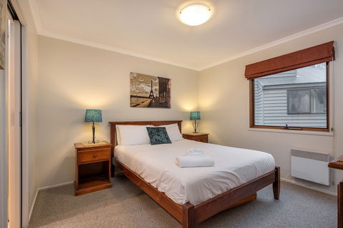 Absinthe - Accommodation Burleigh 2