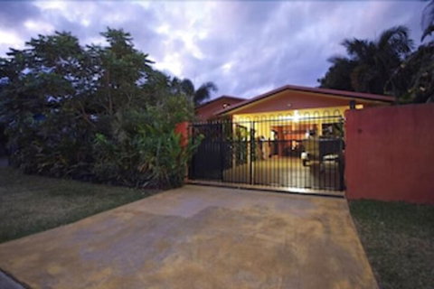Hacienda Cooya Beach - Accommodation Burleigh 1