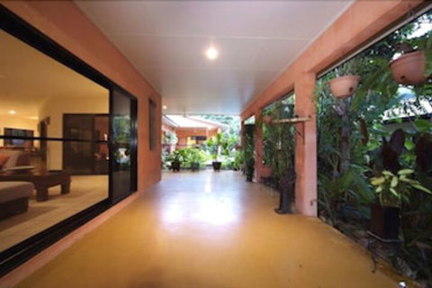 Hacienda Cooya Beach - Accommodation Burleigh 2