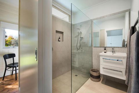 Main Retreat & Cottage - Accommodation Burleigh 4
