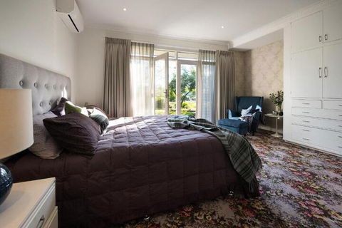 Main Retreat & Cottage - Accommodation Burleigh 1