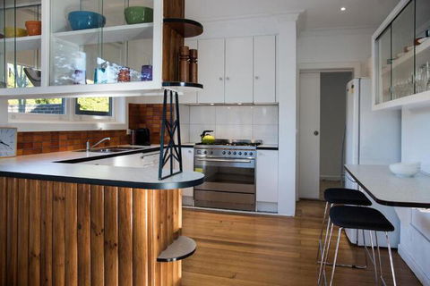 Main Retreat & Cottage - Accommodation Burleigh 0
