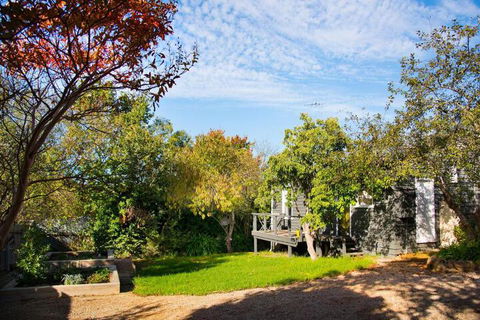Main Retreat & Cottage - Accommodation Burleigh 3