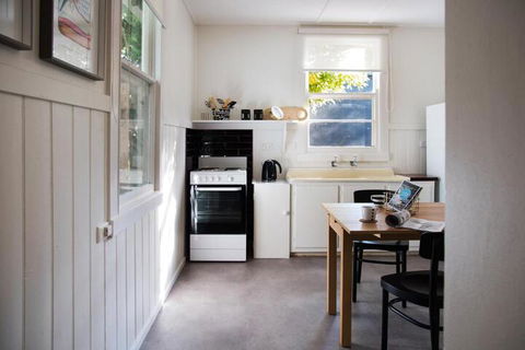 Main Retreat & Cottage - Accommodation Burleigh 5