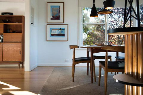 Main Retreat & Cottage - Accommodation Burleigh 2