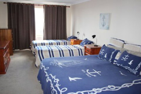 Beulahs Beach House At Stockton - Accommodation Burleigh 0