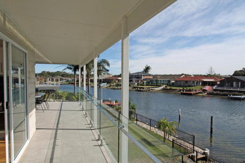 Unbeatable Waterfront Location - Accommodation Burleigh 6