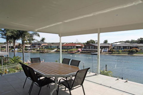 Unbeatable Waterfront Location - Accommodation Burleigh 1