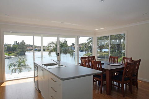 Unbeatable Waterfront Location - Accommodation Burleigh 4