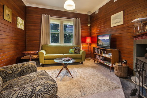 Allambee - Accommodation Burleigh 2