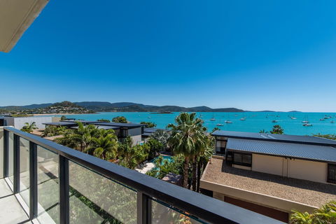 86 Whisper Bay Resort - Accommodation Burleigh 0