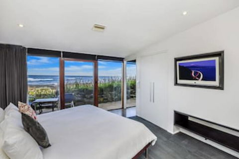 HEARNS BEACHSIDE VILLA 3 - Accommodation Burleigh 0