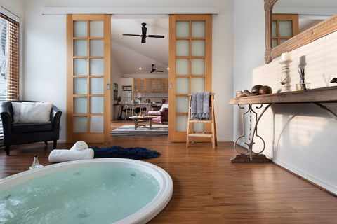 Gables Bend Spa Villa - Accommodation Burleigh 5