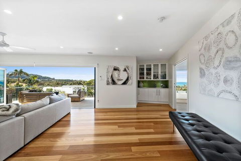 Ultimate Beach House - Accommodation Burleigh 2