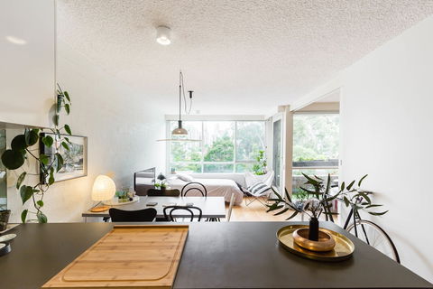 ISAAC, 1BDR South Melbourne Apartment - Accommodation Burleigh 2