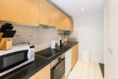 NAOMI, 2BDR South Melbourne Apartment - Accommodation Burleigh 4